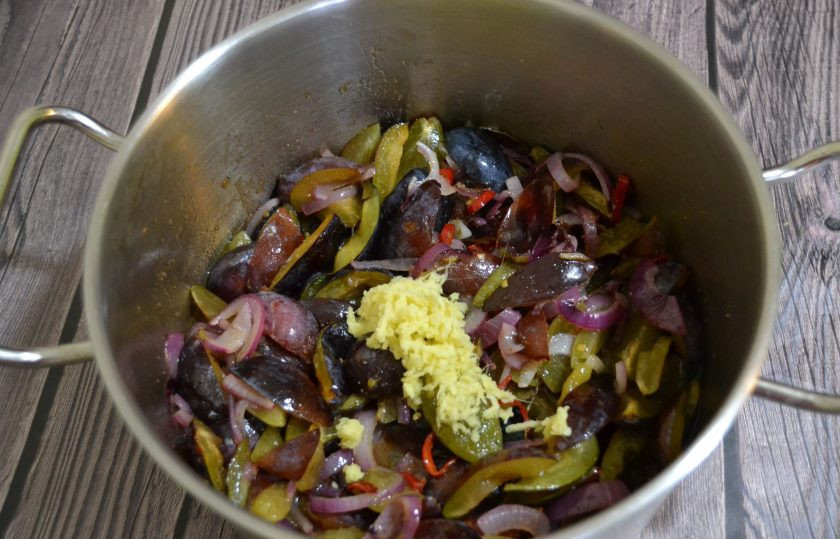 1. Этап. Чатни из слив на зиму: Добавьте имбирь, убавьте температуру до минимальной, тушите примерно 2 часа, пока жидкость не выпарится, периодически помешивайте.