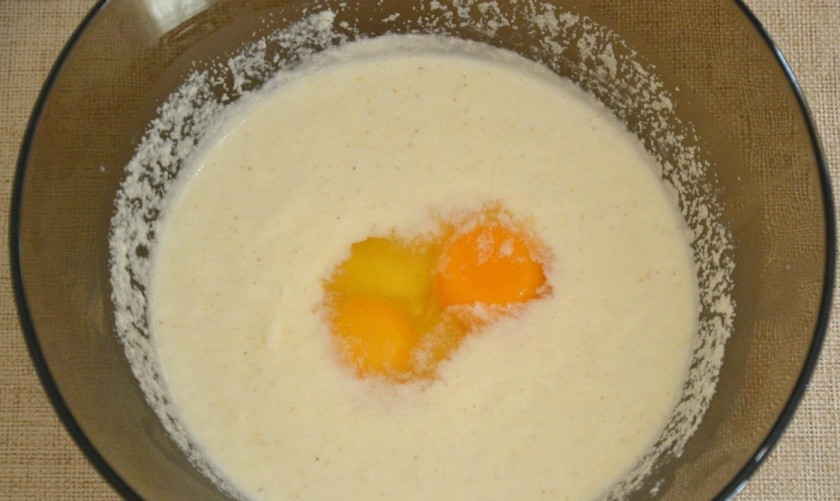 1. Этап. Манник с творогом в духовке: 2. Вбиваю в миску яйца и хорошенько перемешиваю.