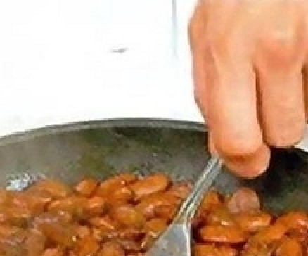 1. Этап. Пирожки с фасолью: Нагреть сковороду с растительным маслом и спассеровать овощи. Добавить фасоль и томатную пасту. посолить, поперчить. Если густовато - влить пару ложек воды или фасолевого отвара. Выключить огонь. Размять содержимое сковороды вилкой или измельчить в блендере.