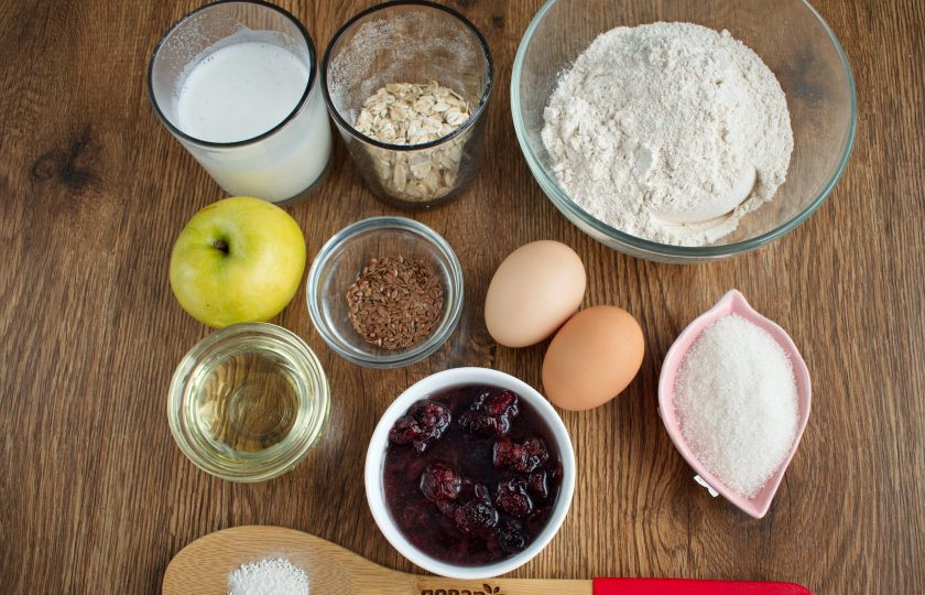 1. Этап. Полезные маффины для детей: Подготовьте необходимые ингредиенты. Вяленую клюкву залейте горячей водой на 10 минут, откиньте на сито.