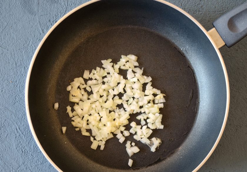 1. Этап. Суп-пюре из батата: Разогрейте сковороду на среднем огне. Обжарьте лук и чеснок до мягкости.