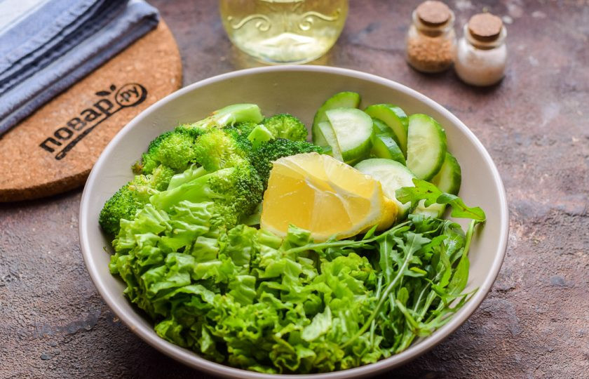 1. Этап. Салат Зелененький с брокколи: Выложите все ингредиенты в салатник, добавьте соль, перец, лимонный сок и масло.