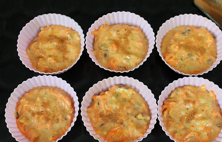 1. Этап. Морковно-апельсиновые кексы: Формы для кексиков наполняем до половины. Сверху можно посыпать молотой корицей. Ставим кексы в разогретую духовку. Выпекаем 15-20 минут при температуре 200 градусов. Когда на кексах появится румяная корочка, достаем их из духовки и проверяем готовность деревянной зубочисткой.