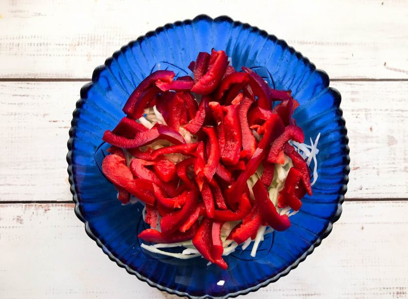 1. Этап. Салат Солнечный зайчик: Перец хорошо помойте, удалите середину, нарежьте и добавьте к капусте.