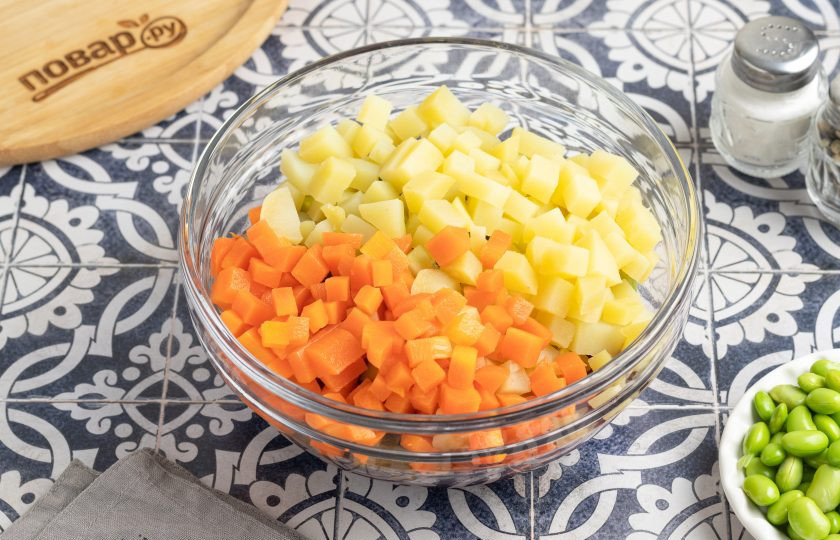 1. Этап. Винегрет с бобами эдамаме: Картофель и морковь очистите, порежьте кубиками и добавьте к остальным ингредиентам.