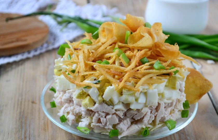 1. Этап. Салат слоеный Рандеву: Салат можно украсить розочками из картофельных чипсов, зеленью.