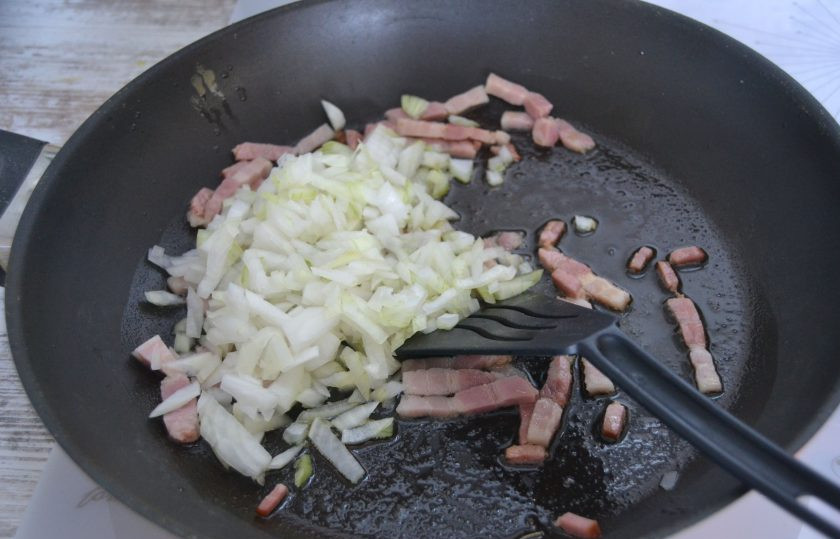 1. Этап. Болоньезе от Джейми Оливера: Добавьте на сковороду мелко нарезанный лук.