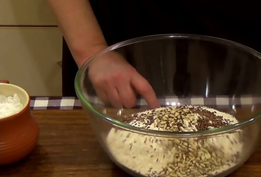 1. Этап. Хлеб Здоровье: 2. Просеянную муку смешайте с семечками подсолнечника без кожуры, семенами льна, солью и пшеничными отрубями. Добавьте растворенные дрожжи и замесите мягкое липкое тесто.