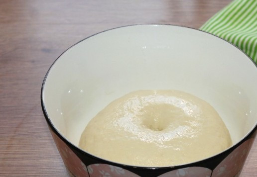 1. Этап. Слоеные пирожки с луком и картошкой: 2. Приготовим тесто. В пенную опару добавляем оставшейся кефир, масло растительное, сахар (по желанию) и соль. Просеиваем в жидкую смесь муку (2/3 часть) и замешиваем тесто. Собираем тесто в ком и округляем. Смазываем миску и тесто растительным маслом (0,5 ст. л.). Накрываем миску и ставим в теплое место на 1-1,5 часа для увеличения теста в 2,5 раза.