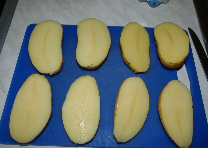 1. Этап. Ароматный запеченный фаршированный картофель: 2. Немного остужаю каждую картофелину, а после разрезаю на 2 части.