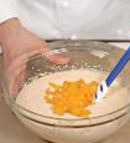 1. Этап. Фруктово-творожный торт: 4. Творог протереть через сито и взбить со сливками. Персики нарезать кусочками. Смешать заварной крем, творожную массу и персики.