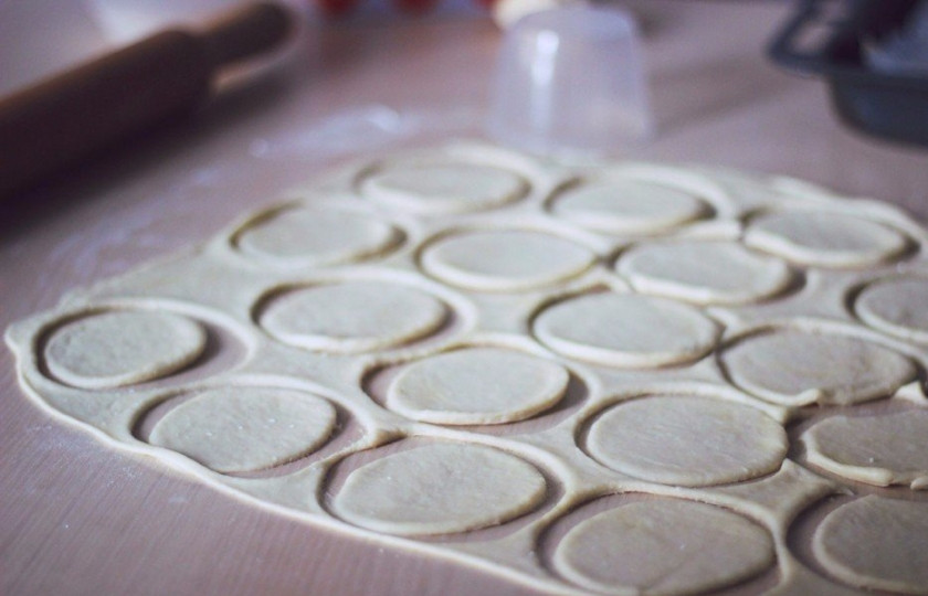 1. Этап. Творожное печенье к чаю: Стаканом вырезаем кружочки.