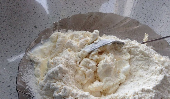 1. Этап. Французский пирог за 5 минут: 1. Делаем тесто. Маргарин заморозим и трем на мелкой терке. Добавим сметану и соду, перемешаем. Добавим муку.