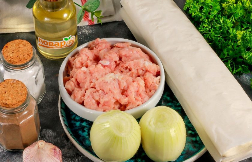 1. Этап. Пирог с мясом из теста Фило: Подготовьте указанные ингредиенты. Мясо можно использовать любого сорта, желательно — с сальной прослойкой, чтобы начинка не получилась суховатой на вкус.
