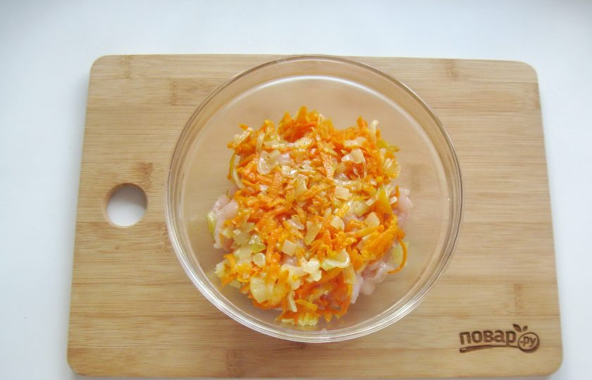 1. Этап. Куриные оладьи с морковью: Добавьте лук и морковь.