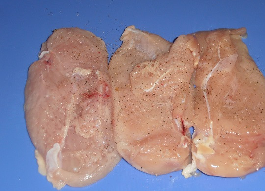 1. Этап. Тарталетки с ананасом и курицей: 1. Куриное филе необходимо вымыть, слегка просушить, посолить и поперчить по вкусу. При желании можно добавить любимые специи или травы. Также можно использовать различные маринады, от этого рецепт приготовления тарталеток с ананасом и курицей только выиграет.