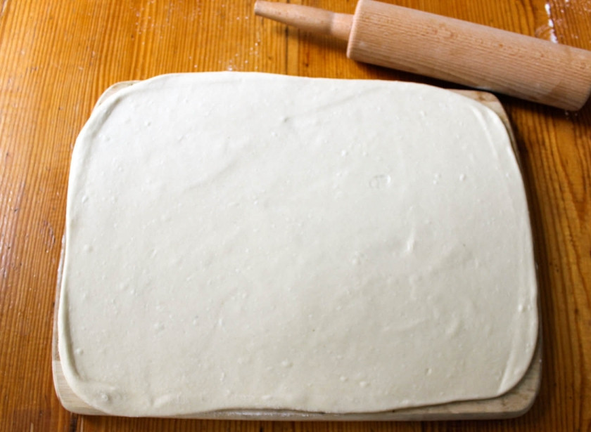 1. Этап. Штрудель классический: 1. Для теста смешаем муку, растительное масло и теплую воду. Я еще добавила 1 ч.л. сахара и щепотку соли. Вымешиваем однородное тесто и раскатываем максимально тонко.