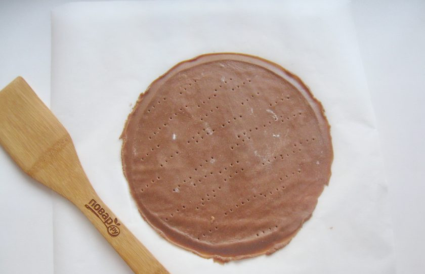 1. Этап. Торт Престиж: Каждый кусочек теста раскатайте на бумаге для выпечки и вырежьте круг диаметром 18-20 см. Наколите тесто вилкой.