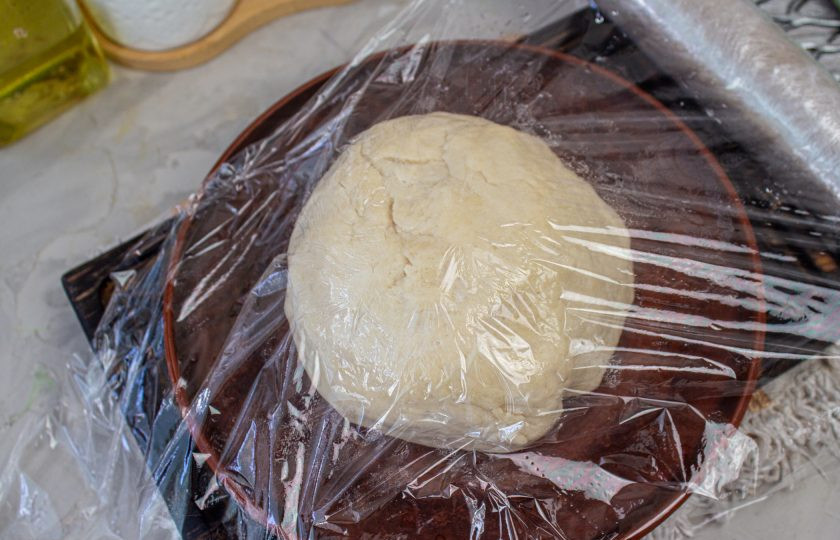 1. Этап. Чуду с черемшой: Тесто накройте пищевой пленкой и оставьте на рабочем столе минут на 30 