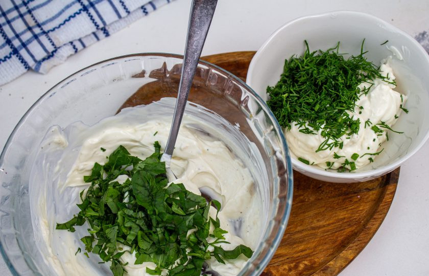 1. Этап. Помидоры с творожным сыром и чесноком: Разделите сливочный сыр на 2 равные части. В одну часть добавьте мелко нарезанный укроп, а в другую мелко нарезанный базилик. Перемешайте обе массы.