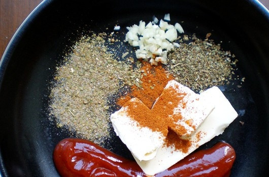 1. Этап. Искандер кебаб: Теперь соедините в сковороде томатную пасту с чесноком, петрушкой, красным перцем, водой, хмели-сунели и сливочным маслом.