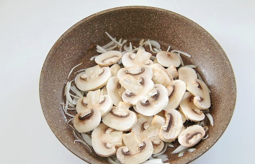 1. Этап. Яичница с грибами: 3. Обжарьте его помешивая до мягкости. Шампиньоны промойте, обсушите, тонко нарежьте и отправьте к луку.