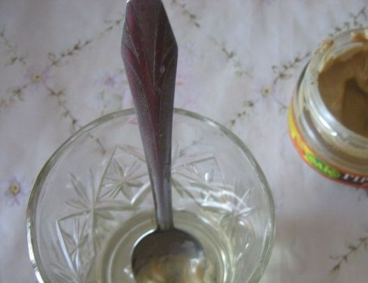 1. Этап. Винегрет с грибами: Для заправки смешиваем масло с горчицей в стакане.