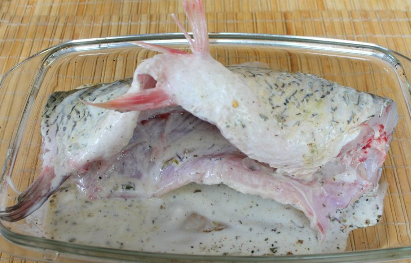 1. Этап. Рыба в кефире в духовке: Смазываем рыбу со всех сторон и оставляем на 15-20 минут.