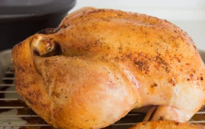 1. Этап. Запеченная курица с хрустящей корочкой: 8. Проверьте внутреннюю температуру с помощью термометра. Когда температура в самой толстой части бедра достигнет 71 градуса, поднимите температуру в духовке до 230 градусов и запекайте еще 5-10 минут до появления золотисто-коричневой корочки.