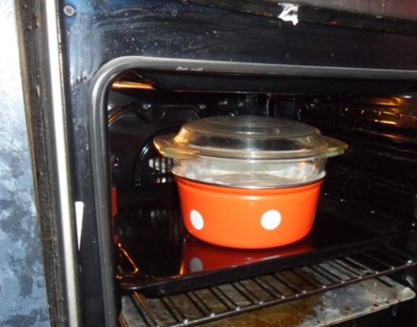 1. Этап. Куриный пудинг: Форму установите на кастрюлю с водой и отправьте в духовку на 45 минут. Духовку разогрейте до 180 градусов. Таким образом пудинг будет готовиться на водяной бане.