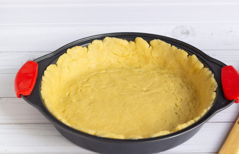 1. Этап. Яблочный пирог по-польски: К этому времени наше тесто немного охладилось. Тесто из холодильника раскатайте в пласт (с учетом бортиков) для формы 22-24 см. Бортик должен быть высотой 2-3 см. Бортики можно растянуть пальцами прямо в форме.