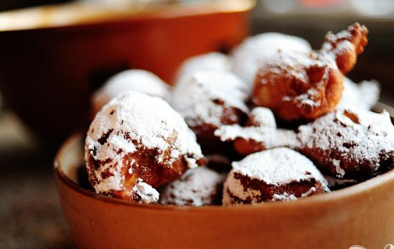 1. Этап. Жареные яблоки в тесте: 7. Убрать со сковороды и обсушить на бумажном полотенце. Хорошо посыпать кусочки сахарной пудрой. Приготовить глазурь. Для этого смешать все ингредиенты вместе. Теплые кусочки теста окунуть в глазурь. Подавать теплыми. Десерт может быть подогрет на следующий день в духовке при 175 градусах в течение 8 минут.