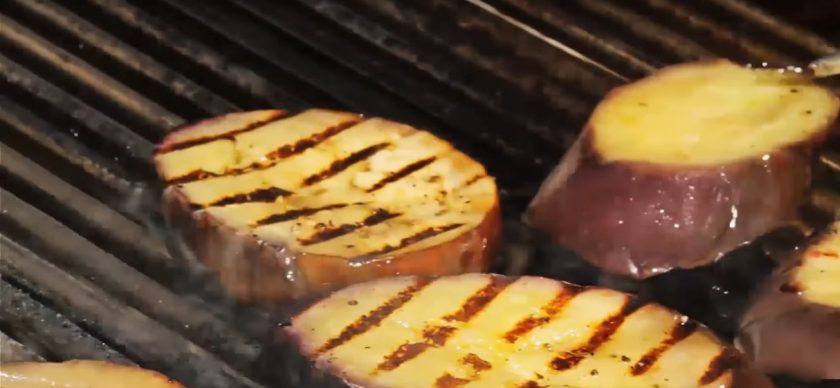 1. Этап. Баклажаны гриль: Спустя час достаньте баклажан и разложите его на гриле. Жарить нужно 1-2 минуты с двух сторон. Перед подачей на стол нужно полить лимонным соком и посыпать сыром.