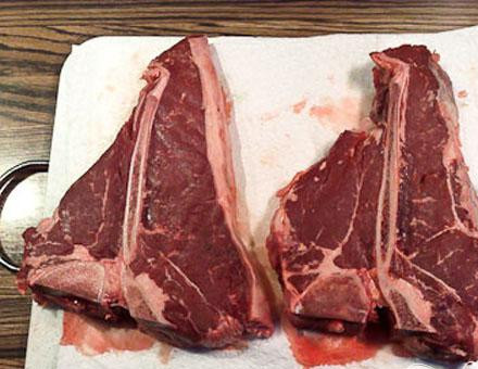 1. Этап. Стейк (T-Вone steak): 1. Приготовим бумажные полотенца и оботрем ими стейки.