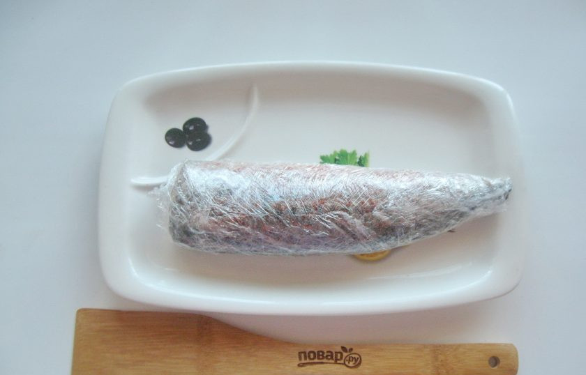 1. Этап. Скумбрия соленая в морозилке: Плотно заверните скумбрию в несколько слоев пищевой пленки и отправьте в морозильную камеру минимум на 24 часа.