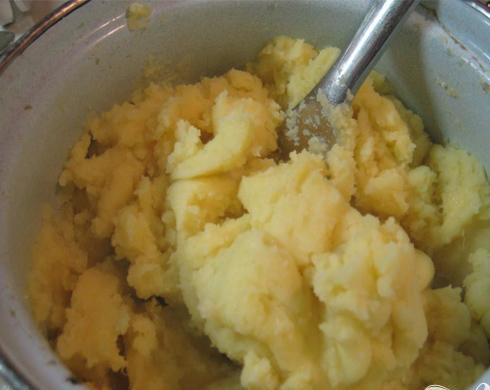 1. Этап. Картофельные цветочки: 3. После того как закипит картофель, минут через двадцать пять, картофель снимаем с огня, воду сливаем. Теперь надо тщательно растолочь сваренный картофель.