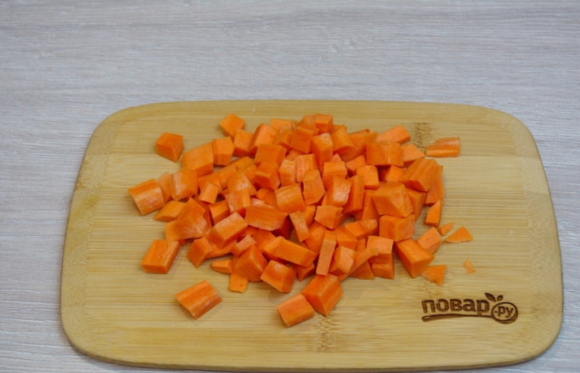 1. Этап. Необычный винегрет: Для приготовления необычного винегрета нам необходимо взять морковь и картофель. Морковь очистите от шкурки и нарежьте на равного размера кубики.