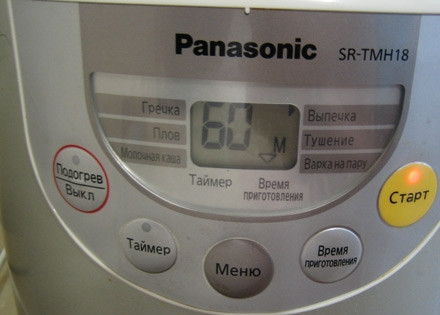 1. Этап. Бисквитные коржи в мультиварке Панасоник: 5. Закрываем крышку и выставляем программу 