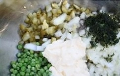 1. Этап. Вкусный салат Оливье: Сложите все нарезанные ингредиенты в глубокую посуду, добавьте горошек и мелко нарезанный укроп.