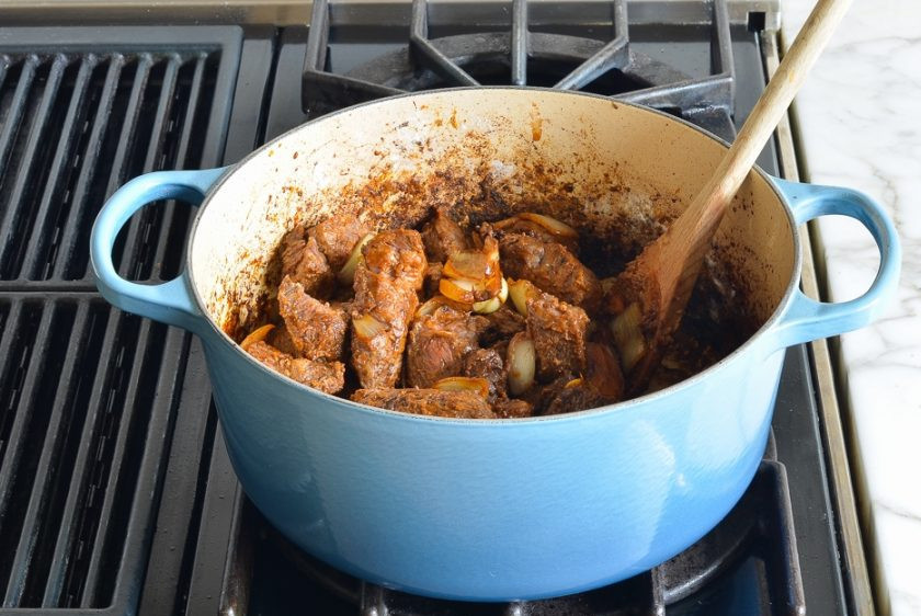 1. Этап. Жаркое из говядины с овощами: 7. Аккуратно перемешайте и жарьте еще минутку.