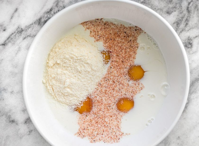 1. Этап. Киш с брокколи и сыром: 4. В миске смешайте яйца с молоком и специями по вкусу, добавьте тертый пармезан.