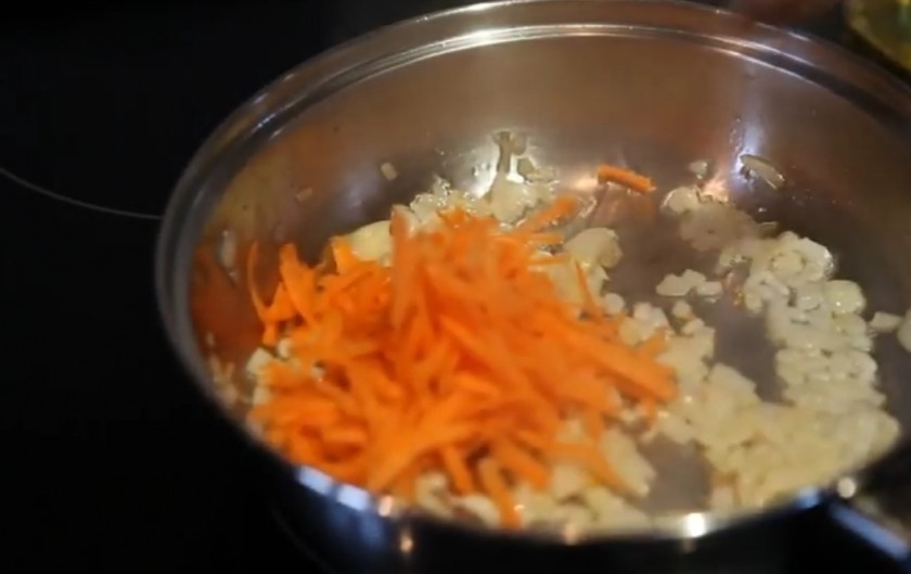 1. Этап. Борщ классический домашний: 5. Приготовьте зажарку. Лук обжарьте на подсолнечном масле до золотистого цвета, добавьте морковь. Добавьте смесь в кастрюлю.