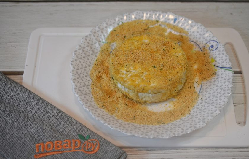 1. Этап. Фаршированный сыр: 10. Обваляйте в сухарях.