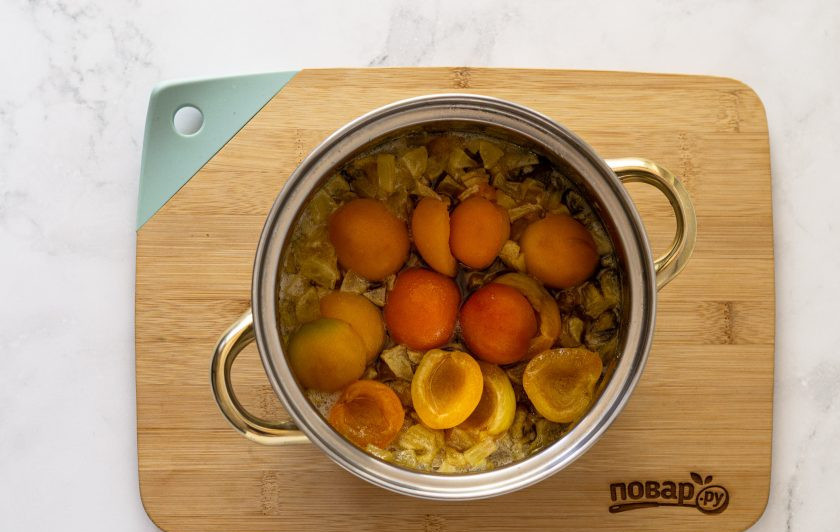 1. Этап. Варенье из яблок и абрикосов: Добавьте в кастрюлю, доведите до кипения и варите варенье еще 10 минут.