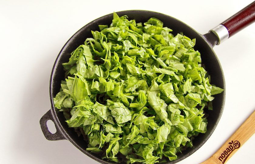 1. Этап. Вареники с щавелем: Тем временем щавель измельчите ножом и выложите в сковороду.
