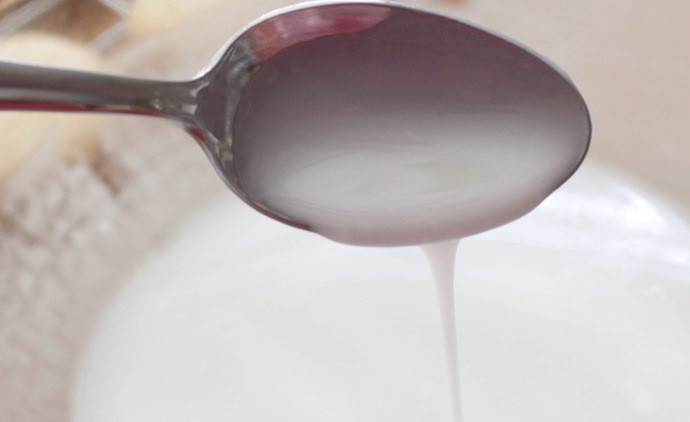 1. Этап. Миланское печенье: 4. Смешайте 200 грамм сахара, мятный сироп и воду.