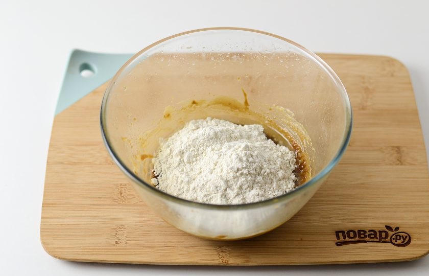 1. Этап. Вегетарианский медовик: Постепенно начните вводить частями муку в получившуюся смесь.