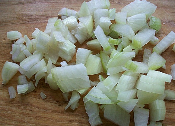 1. Этап. Рулет из фарша: Лук почистить, порезать.