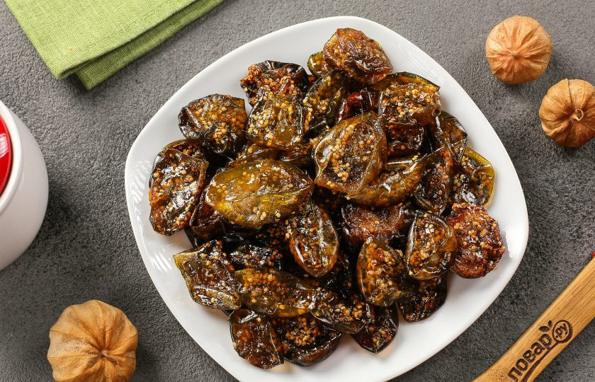 1. Этап. Цукаты из физалиса: Вкусные и полезные цукаты из физалиса готовы. Перед тем, как убрать их на хранение, их необходимо обсыпать сахарной пудрой. Хорошо хранятся такие засахаренные плоды в обычной картонной коробке.