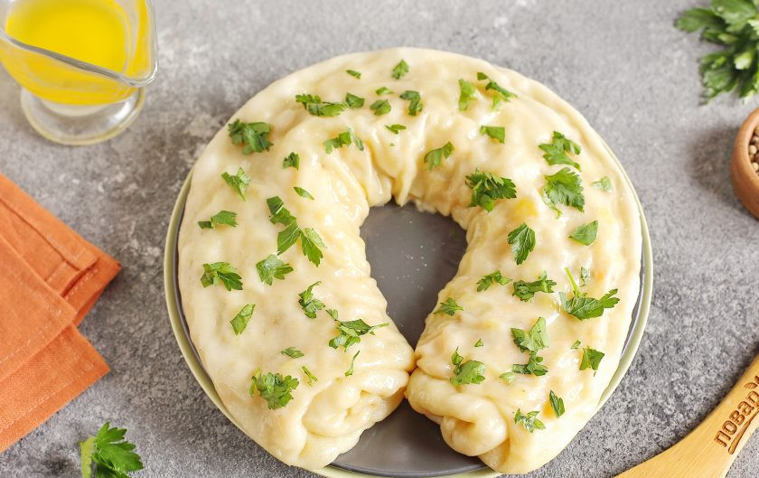 1. Этап. Рулет с тыквой на пару: Готовый рулет с тыквой смажьте сливочным маслом и посыпьте свежей зеленью. Нарежьте на порции и сразу подавайте к столу. Приятного аппетита!